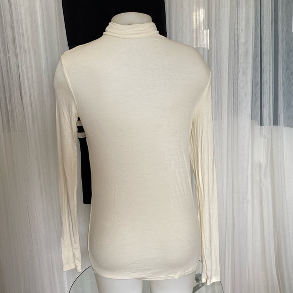 AG Adriano Goldschmied base layer turtleneck, diagonal seem across front Small - Picture 5 of 9